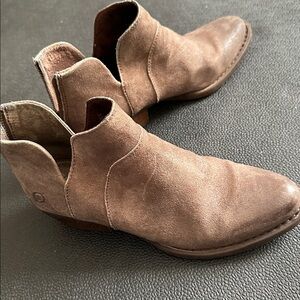 Born EUC leather suede light brown ankle boots. Hand crafted Size 7M